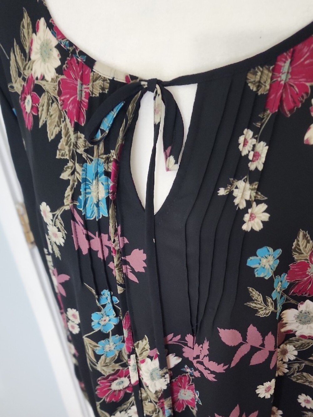 Women's Black Floral Tie-Keyneck Blouse - Picture 6 of 10